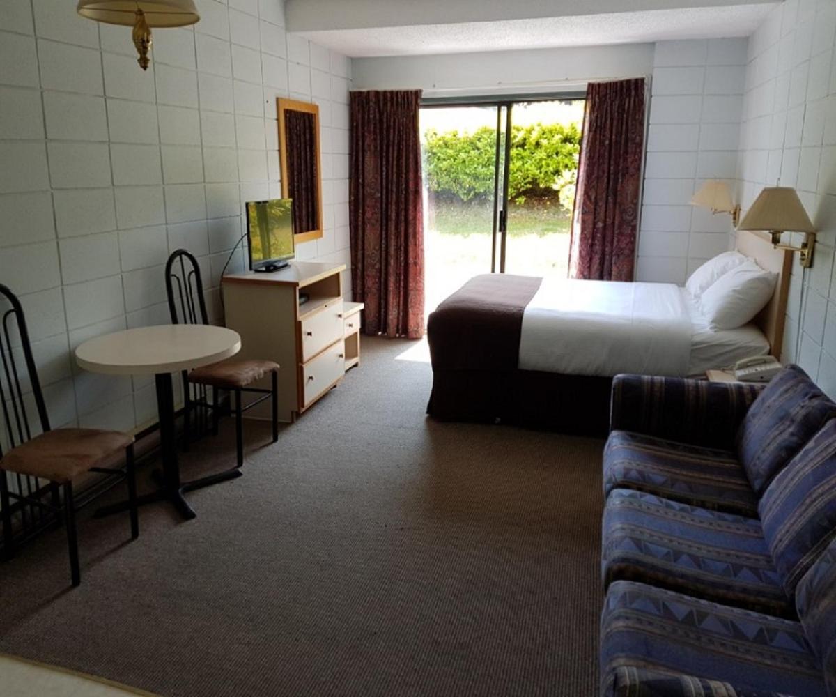 Airport Inn Port Hardy Bagian luar foto