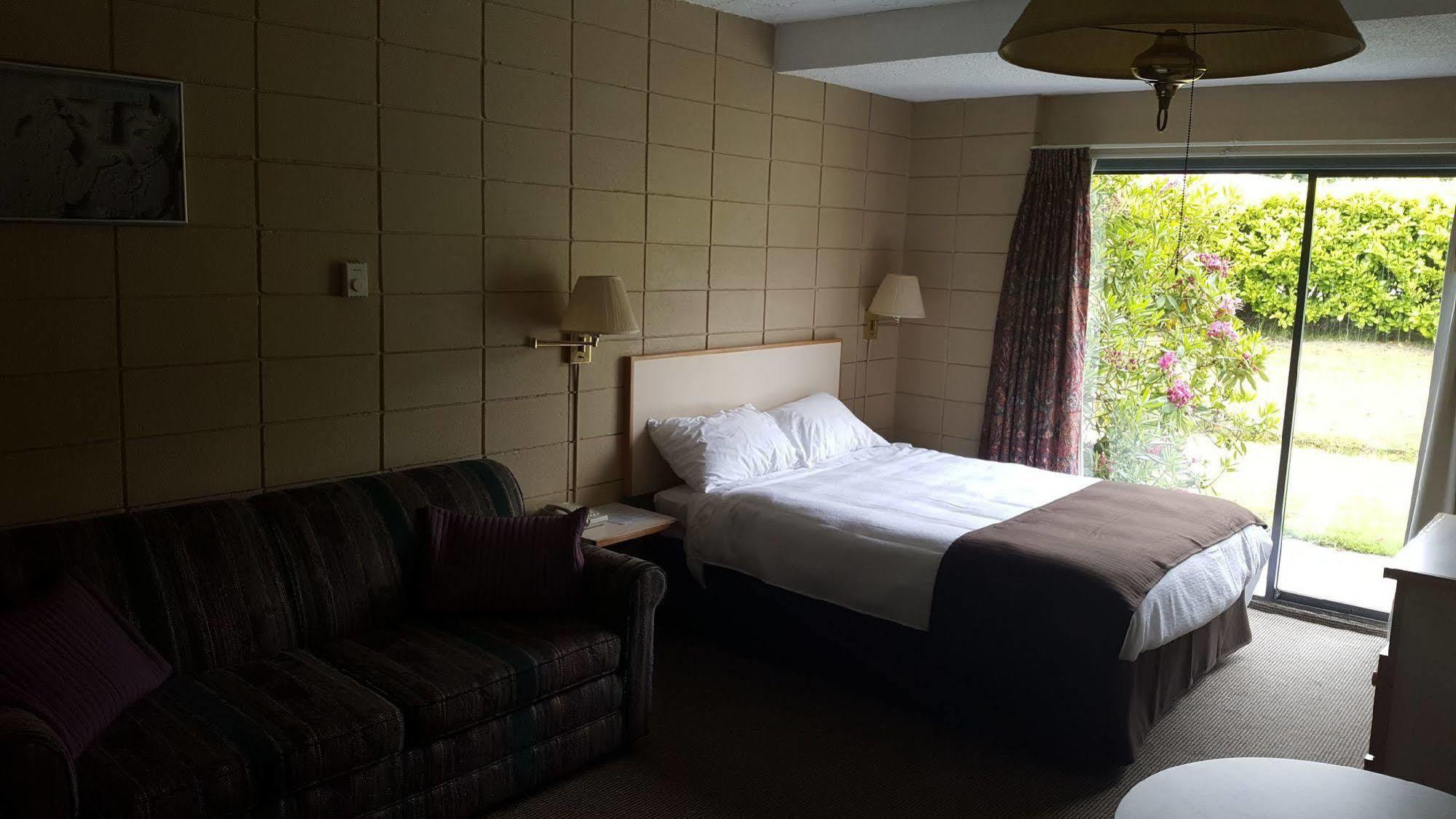 Airport Inn Port Hardy Bagian luar foto